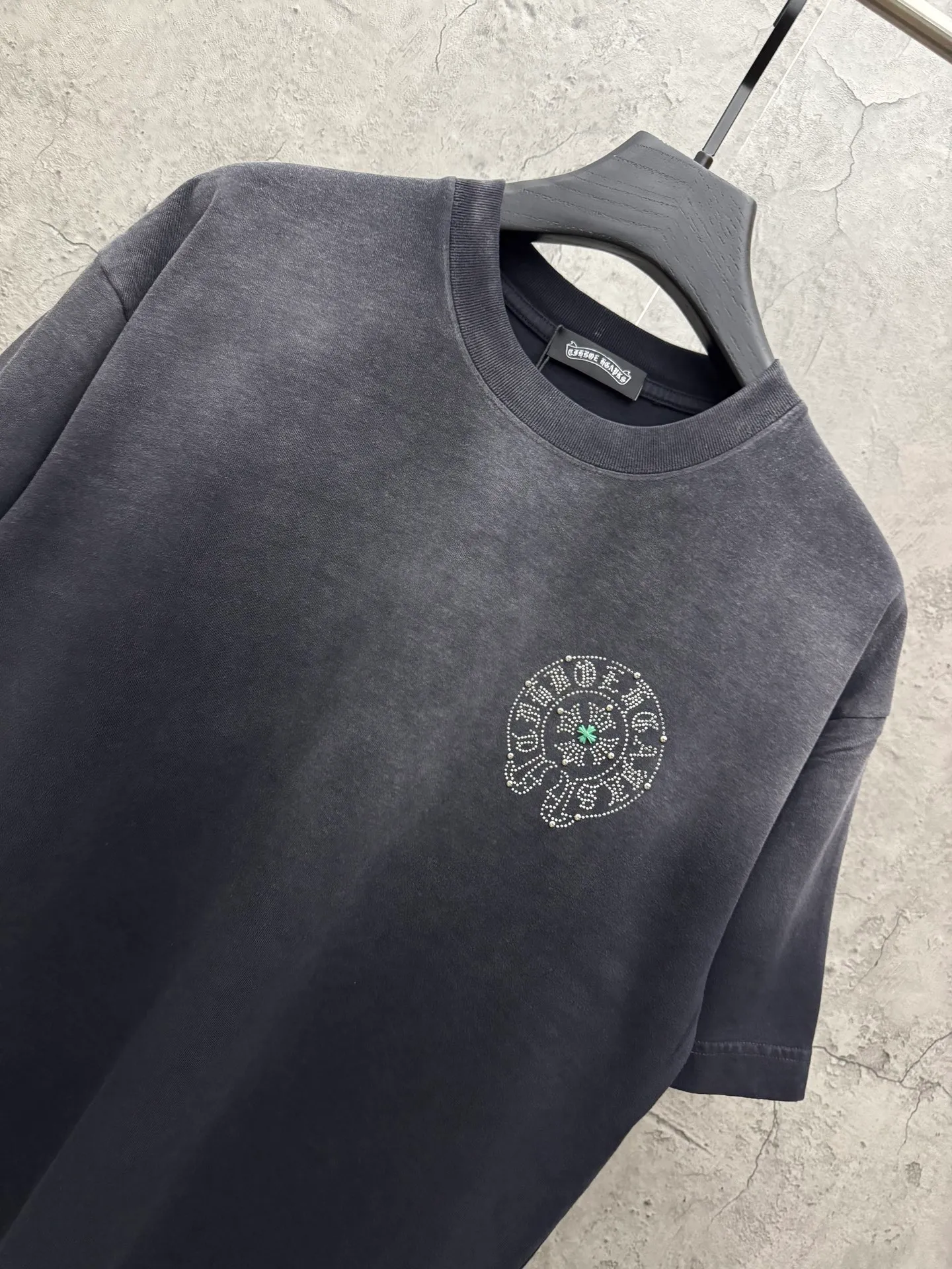 P210 top version, real shot without P, ​​different from market currency) 𝗖𝗵𝗿𝗼𝗺𝗲 𝗛𝗲𝗮𝗿𝘁𝘀/Croxin 2026 Spring New Original Single Counter American Washed Rivet Color Diamond Couple Short Sleeves 👑The highest version! Customized fabric 320 grams, washed and fried, spray horse slip craft, best-selling model at the counter, very comfortable to wear. Accessories: original molded and authenticated collar label ➕ 100% silk wash label. Genuine purchase-grade original hangtag➕matching hanging rope➕3D hanging beads➕original packaging bag. Craftsmanship: The original version has consistent wiring! The highest version of the armhole matching technique! Color: Red Black Size: M L XL 2XL Style No.: 2061